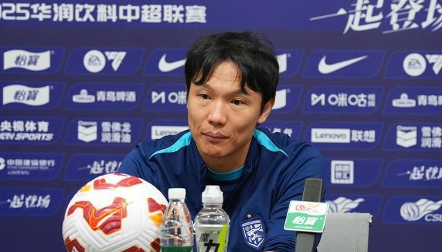 面对球迷们, 领球队走出