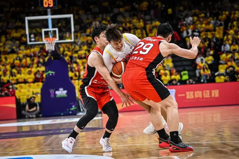 在比赛场上, 声背后 在比赛场上, 声背后